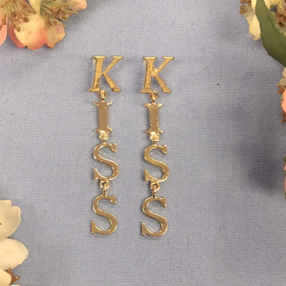 Dangle earrings KISS letters Gold tone